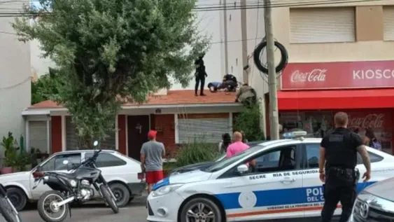 Un bebé de un año murió al caer de un cuarto piso mientras quien lo cuidaba dormía