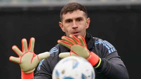 TOCADO. Dibu Martínez sintió el ritmo de la temporada y es duda en Argentina.