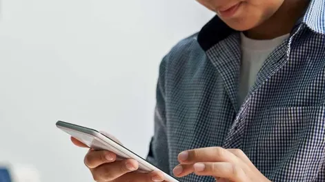 Se niega a comprarle un celular a su hijo adolescente y generó debate en las redes