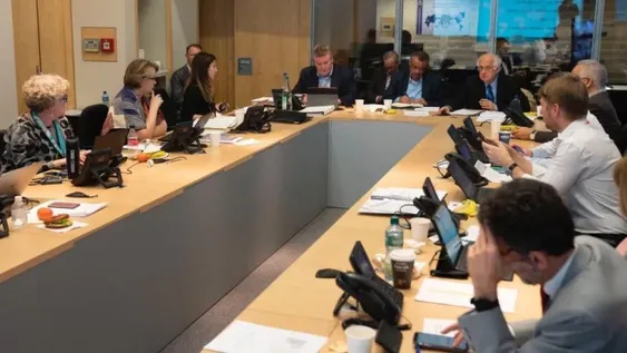 La OMS se reúne de emergencia para analizar la nueva cepa de Covid: preocupa su rápida propagación