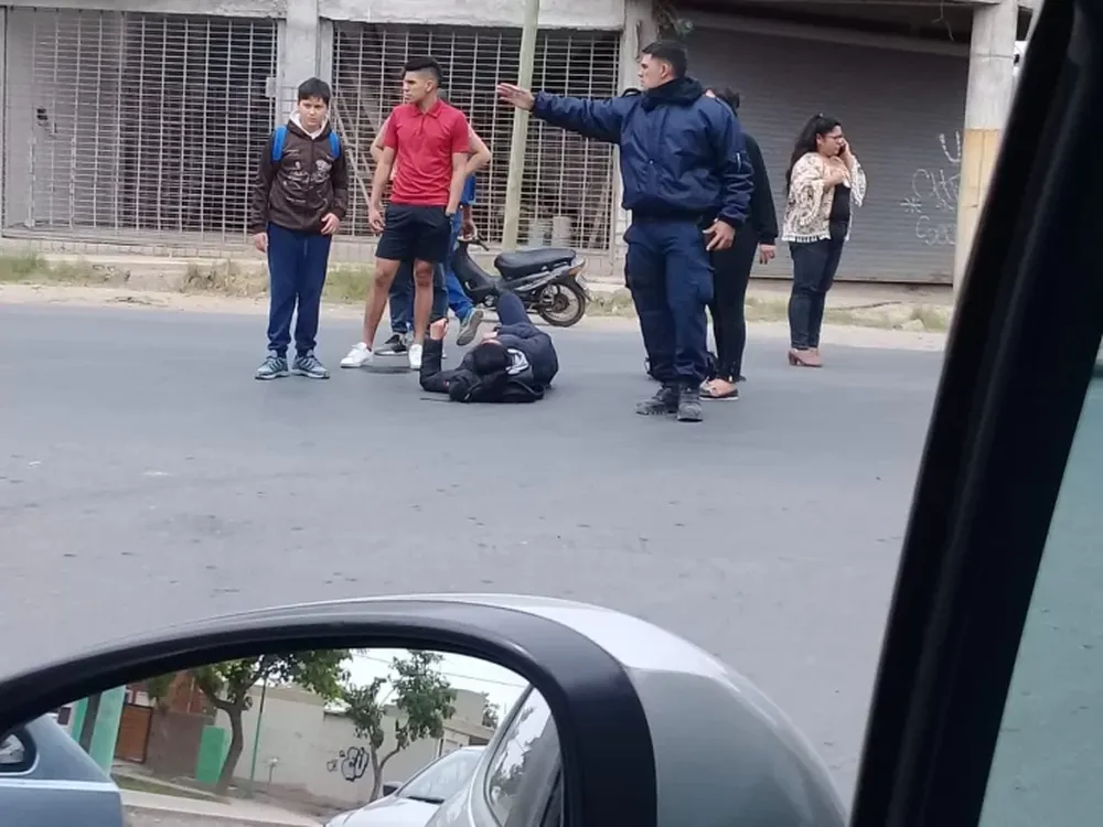 Una motociclista hospitalizada tras un fuerte choque con una camioneta