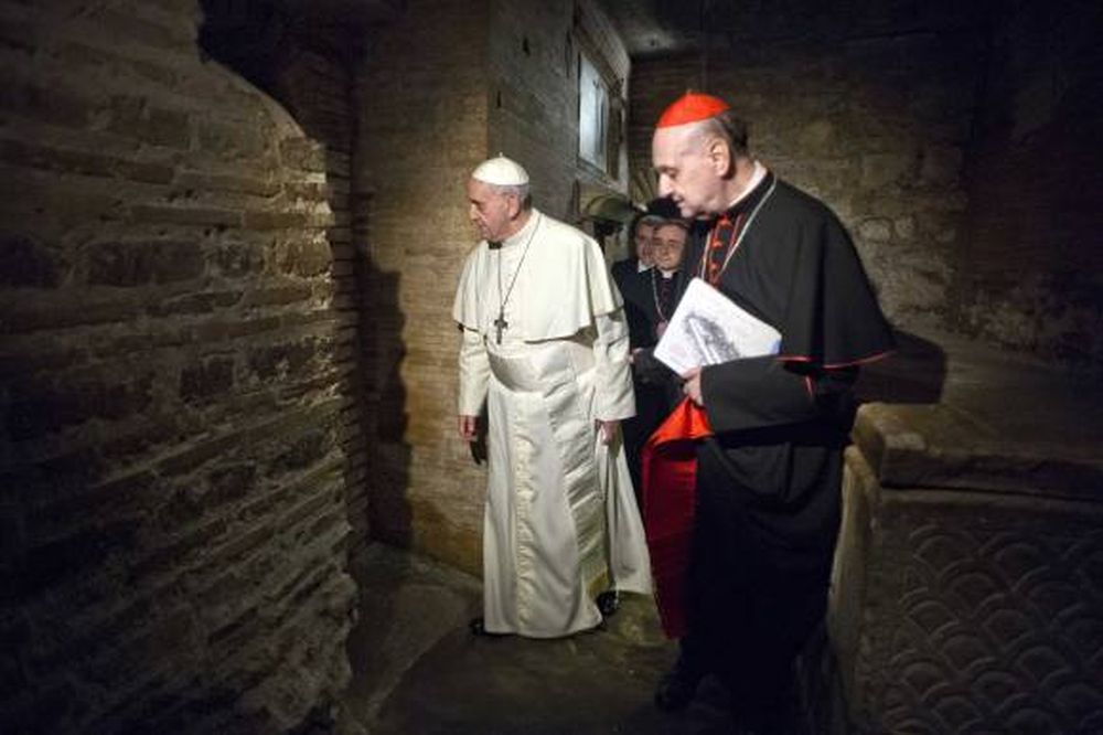 Francisco, el primer papa que visita la tumba de San Pedro