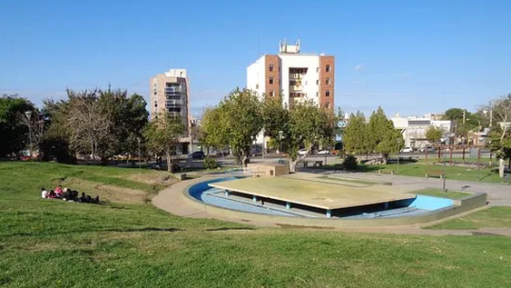 Un hombre se descompensó en medio de la Plaza de la Joroba y murió