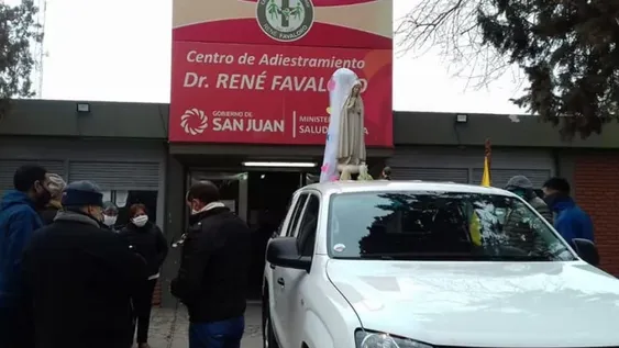 Visitan con la Virgen a los médicos para bendecirlos