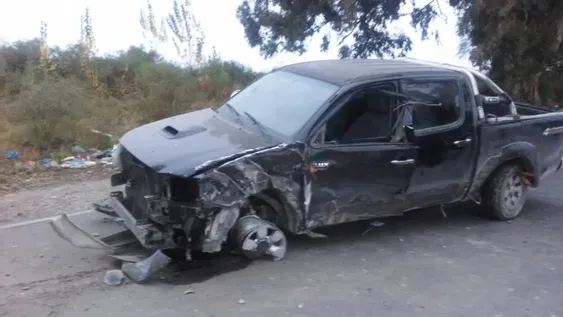 Quiso esquivar a un ciclista y se estrelló fuertemente contra un árbol