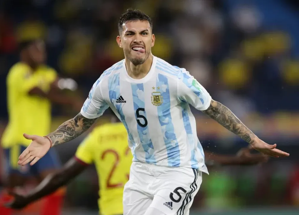 Romero casi afuera, Paredes adentro