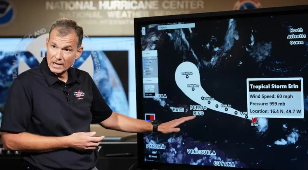 amie Rhome, subdirector del Centro Nacional de Huracanes, da una actualización sobre la tormenta tropical Erin en la sede del organismo en Miami. (AP)