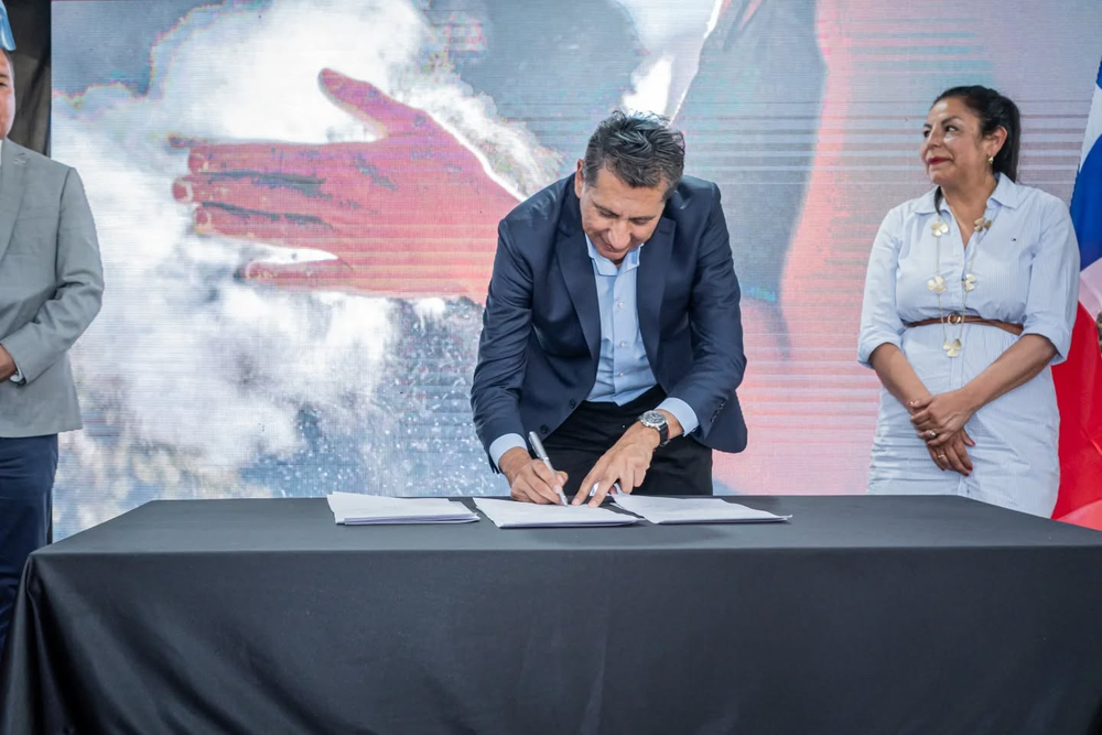 El intendente de Pocito, Fabián Aballay, durante la firma del acuerdo.