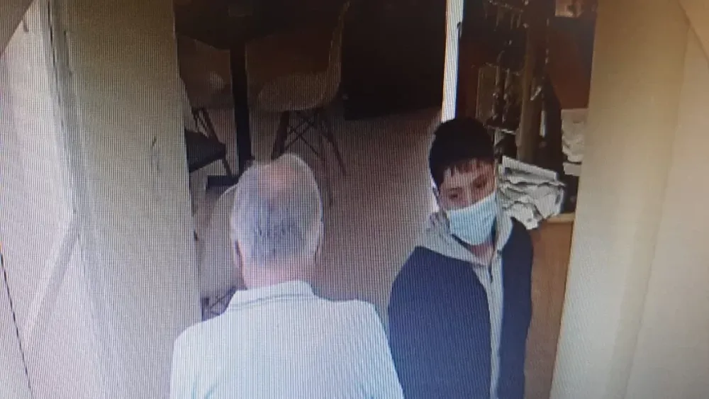 En 15 segundos sustrajo un celular del mostrador de un café del microcentro