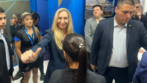 la visita expres de karina a la expo para respaldar el san juan minero con anuncios, rosca y selfies
