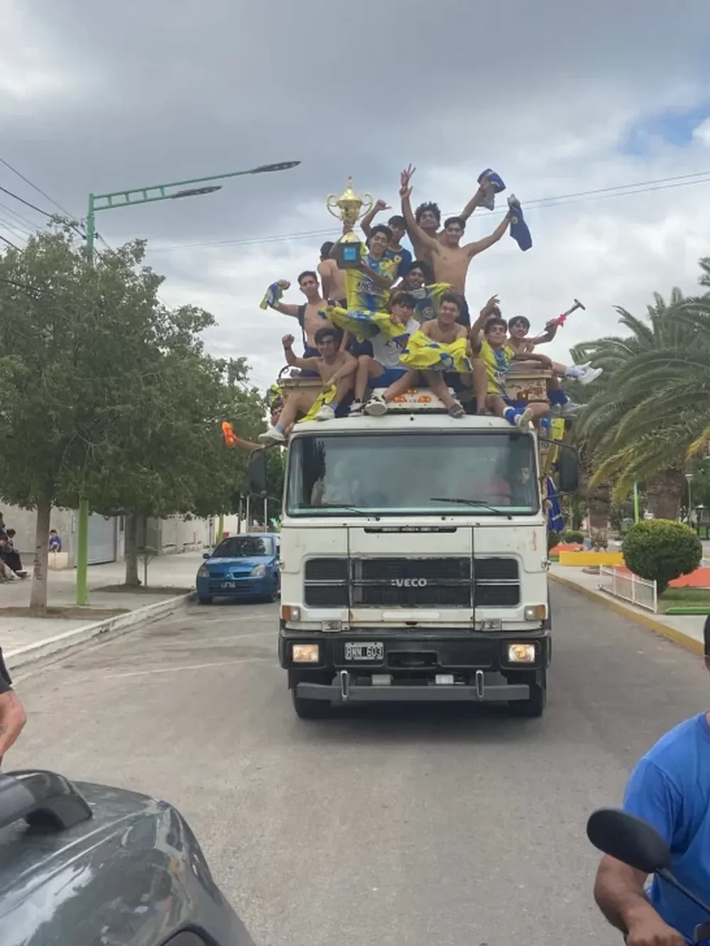 Delirio. Angaco vivió una fiesta con la consagración del Sub 17 en el Regional con caravana a la antigua.