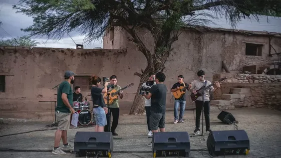 “Buenaventura Luna – 120 años / Sesiones en vivo”, es un proyecto audiovisual que rinde homenaje al poeta con una serie de interpretaciones registradas en Huaco, con artistas jachalleros.