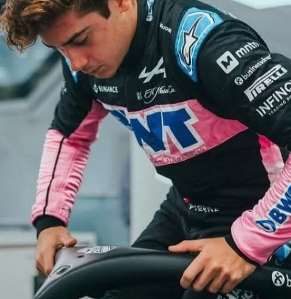 EL ARGENTINO  Franco Colapinto se prueba para su trabajo en Alpine.
