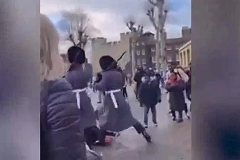 [VIDEO] Un guardia de la reina Isabel II pisoteó a un niño
