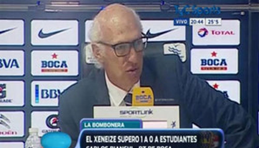 Gritos de apoyo de los jugadores a Bianchi en plena conferencia