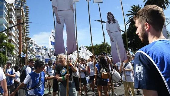 Todas las miradas en Cristina que reaparece justo el día “D” de los K
