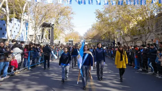 ACOTADO. En 2024, sólo los Cuerpos de Banderas de las escuelas participaron del desfile civico-militar por el Día de la Independencia que organizó Gobierno y que se realizó en Capital.