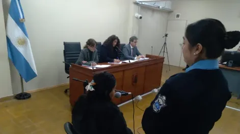 Cárcel para una mujer que drogaba a su hija adolescente para que la violaran mientras ella la filmaba