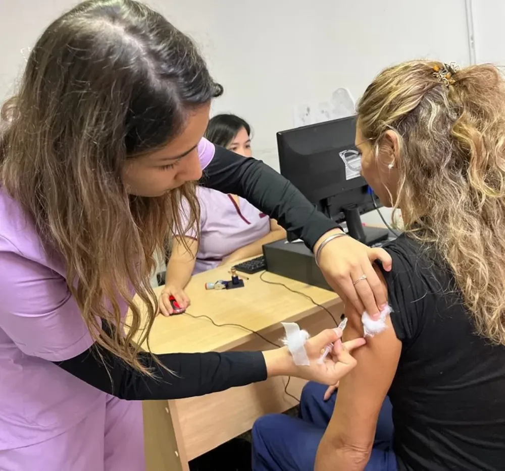 Lugar. La vacuna antigripal es gratuita y se encuentra disponible en el Vacunatorio Central, hospitales y en todos los centros de salud en la provincia.