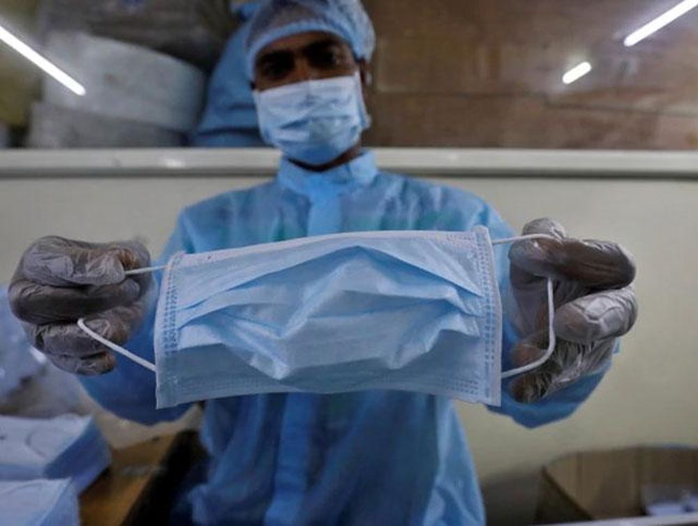 Tiene síntomas de coronavirus, se cansó de esperar que lo atendieran y escupió a los médicos