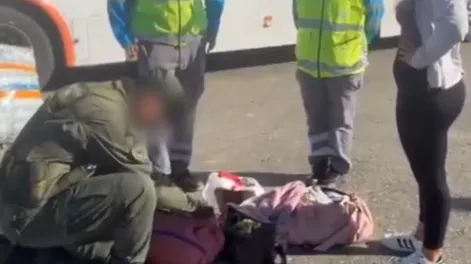 [VIDEO] Detuvieron en San Juan a una mujer que llevaba tres ladrillos de cocaína en su cartera