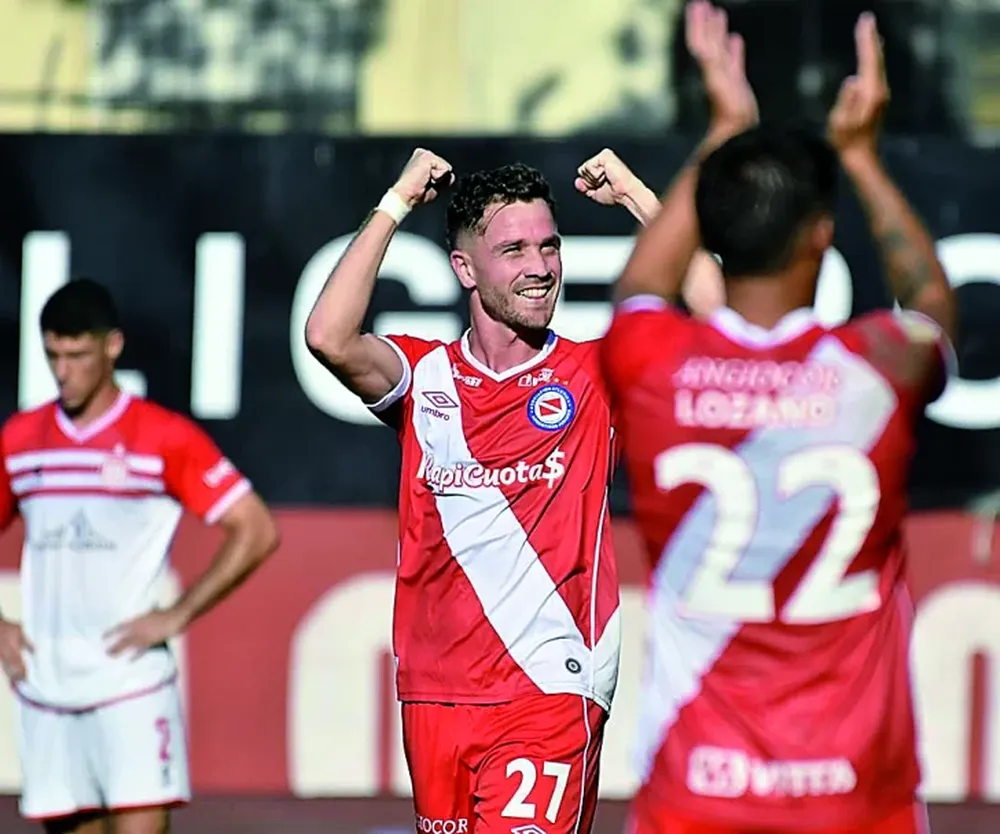 GOLEADOR. Tomás Molina festeja en La Paternal. Argentinos Juniors no perdonó nada contra Estudiantes y es puntero