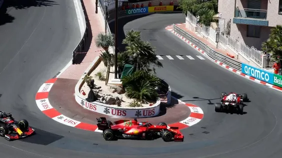 Leclerc consigue la primera “pole position” en su país y luego protagoniza un duro accidente