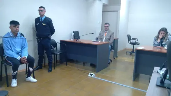 EL ACUSADO  (izquierda) admitió que atacó a golpes y amenazó en dos ocasiones a su expareja. Ahora deberá capacitarse sobre Violencia Familiar y Nuevas Masculinidades.