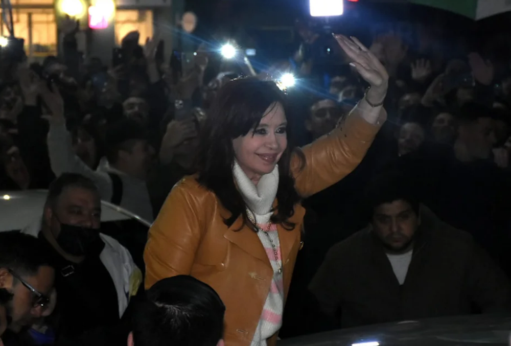 Cristina Kirchner se acercó a saludar a los militantes que fueron a expresarle su apoyo