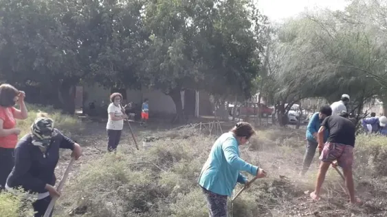 Una comunidad limpió un terreno que era un basural para hacer un comedor