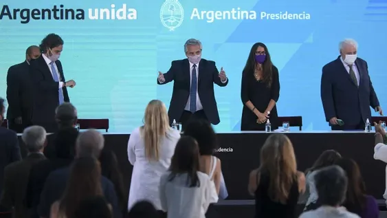 Alberto promulgó la ley del aborto y habló de “una sociedad un poco más igualitaria”