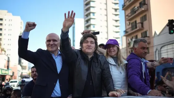 Milei durante la caravana en Lomas de Zamora.-