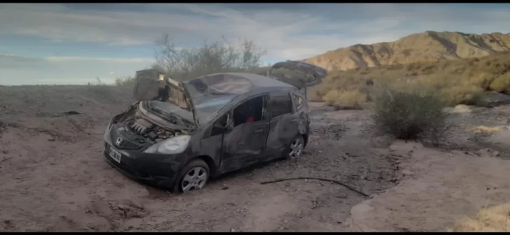 Una mujer en su auto mordió una curva y volcó: salió ilesa