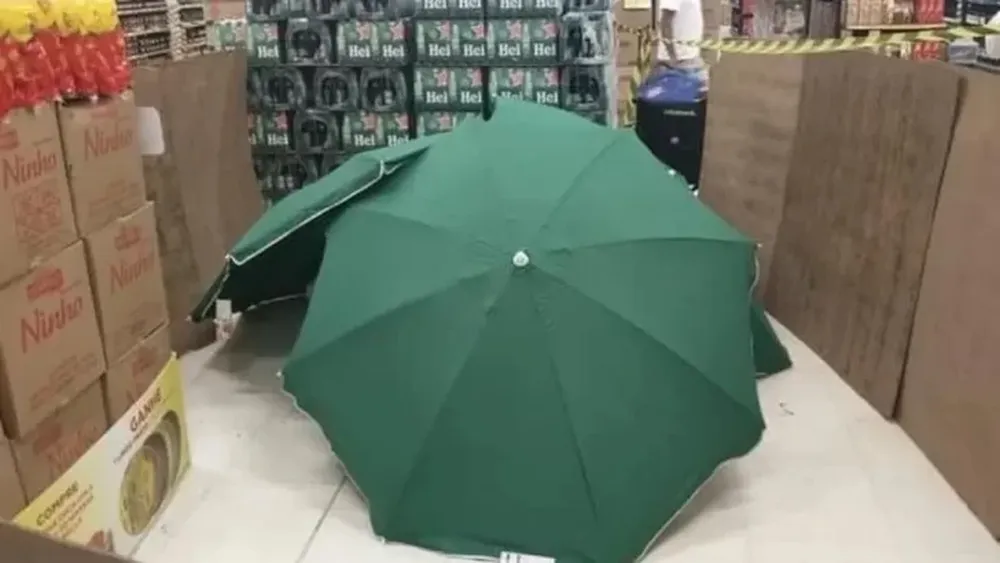 Trabajador murió entre las góndolas y lo escondieron con paraguas para no cerrar el supermercado