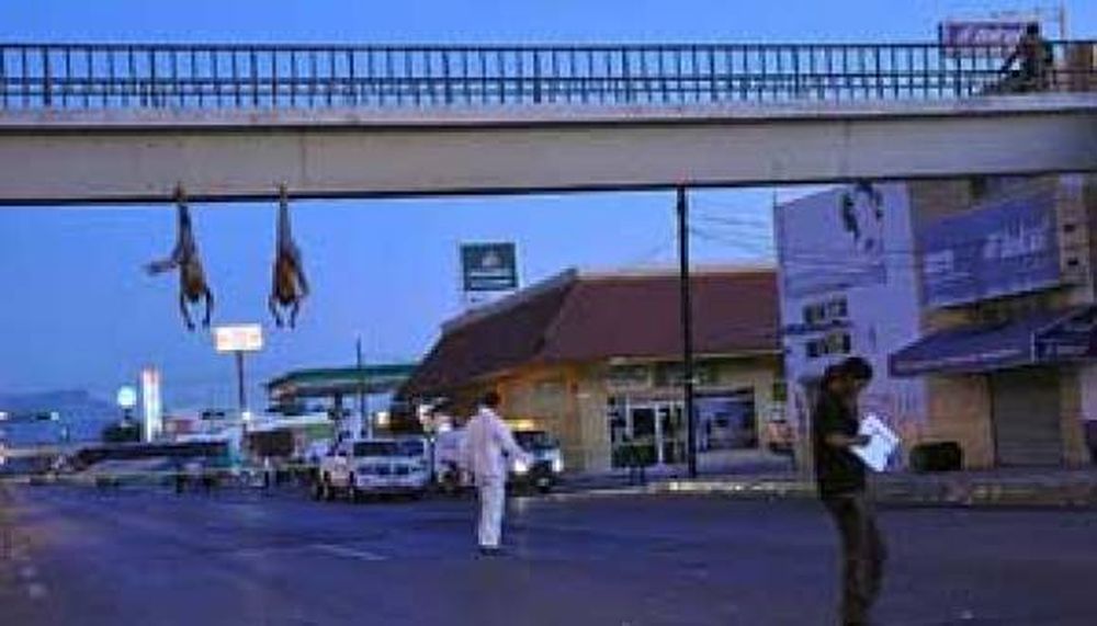 México: aparecieron cadáveres colgados en un puente