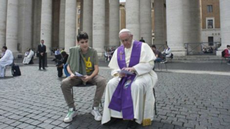 Nuevo gesto papal: Francisco salió a la Plaza de San Pedro y confesó a varios jóvenes