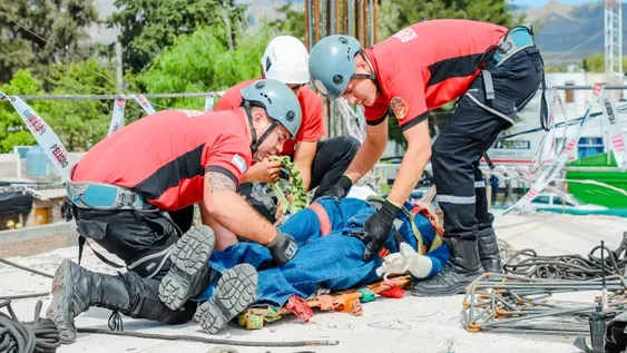 PARTICIPACIÓN. Personal de Protección Civil y de Bomberos de la Policía de San Juan participaron del simulacro de rescate en altura que se realizó en el departamento Jáchal.
