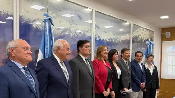 La doctora Romero Meglioli junto a la Corte en pleno.