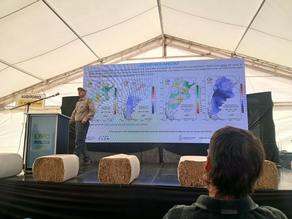 Cristian Albors, durante su disertación en el Auditorio Banco San Juan de Expo Innova Cuyo, con los mapas del Servicio Meteorológico Nacional que ilustran cómo afectó históricamente El Niño a cada región del país.