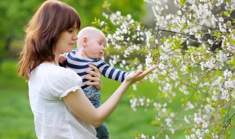 ¿Por qué cargamos a nuestros bebés con el brazo izquierdo? Un estudio lo explica