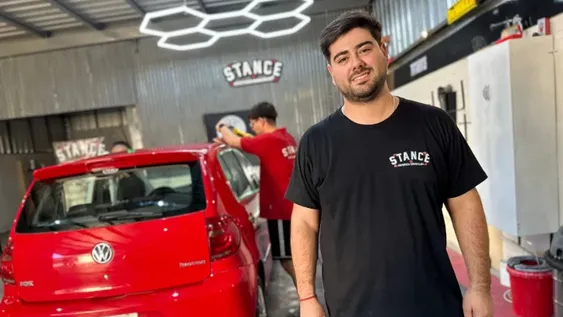 Leonel Adrover, propietario de la estética vehicular local STANCER, será columnista en la Revista Caras.