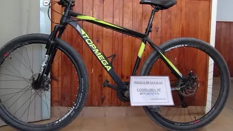 Detuvieron al sospechoso de robar una bicicleta y secuestraron una moto y varios accesorios