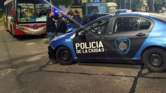 Una policía mató de un tiro a un chico de 15 años que subió a robar a un colectivo