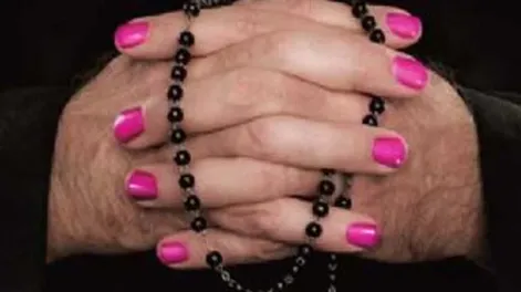 Una revista muestra la vida “alocada” de los curas gay