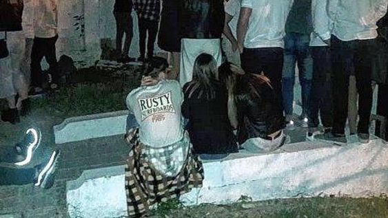 Unas 500 personas, entre las que había menores, sorprendidas en una fiesta clandestina