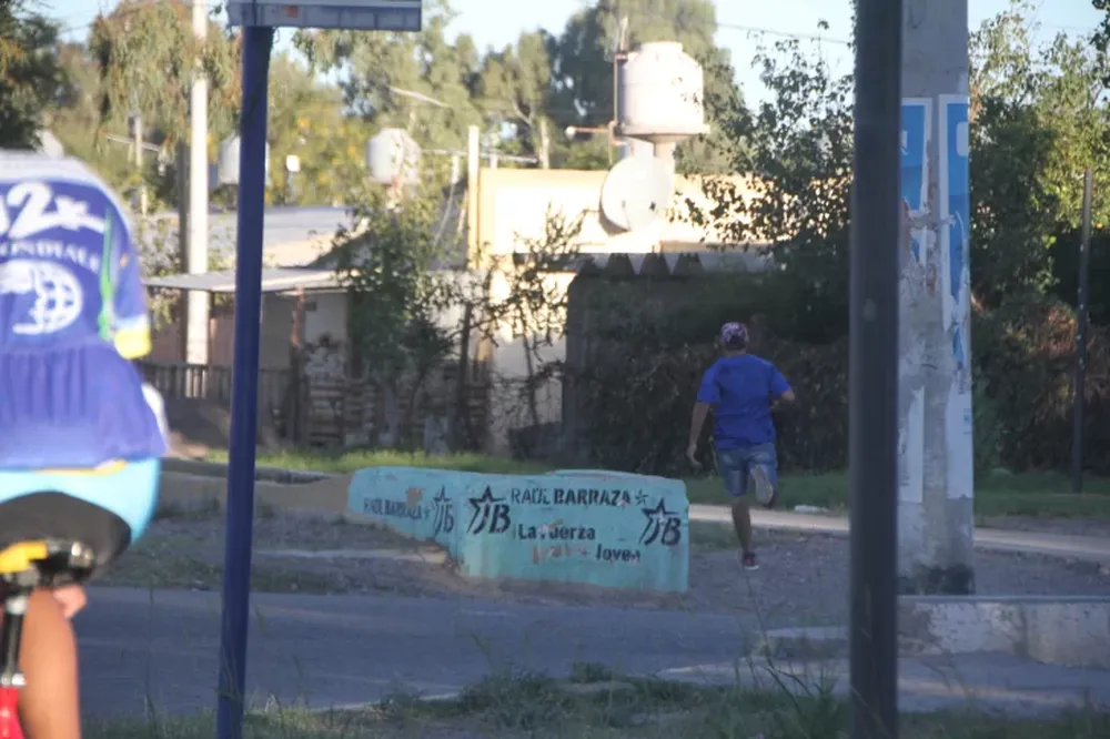 Secuencia de imágenes: un ladrón robó una cartera y huyó al interior de un barrio