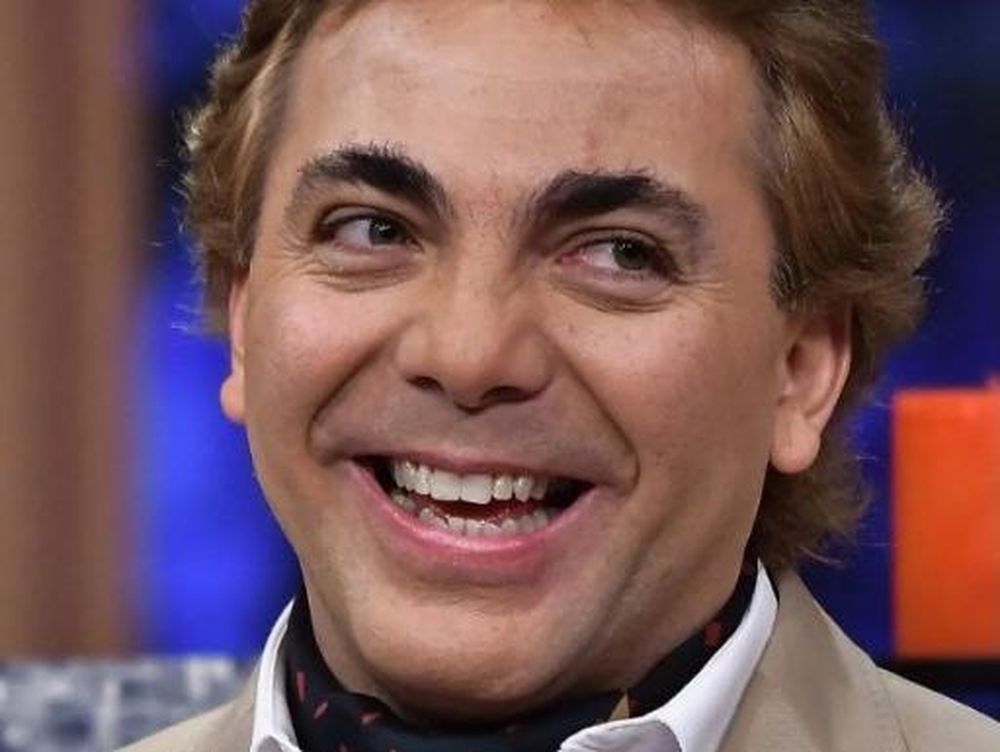 Cristian Castro subió una foto con exceso de filtros y estallaron los memes