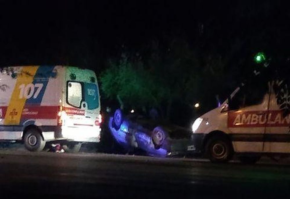Inicio de año accidentado: perdió el control de su auto y terminó volcando