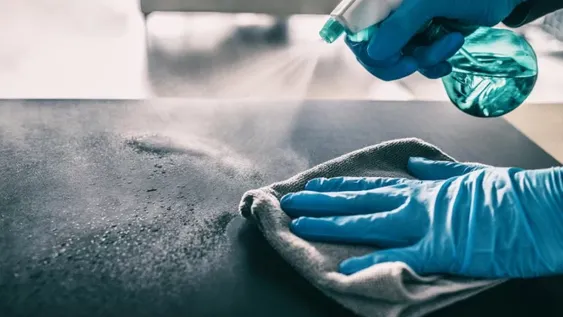 Coronavirus: un año después, cae el mito de que se debe desinfectar ropa, productos y superficies