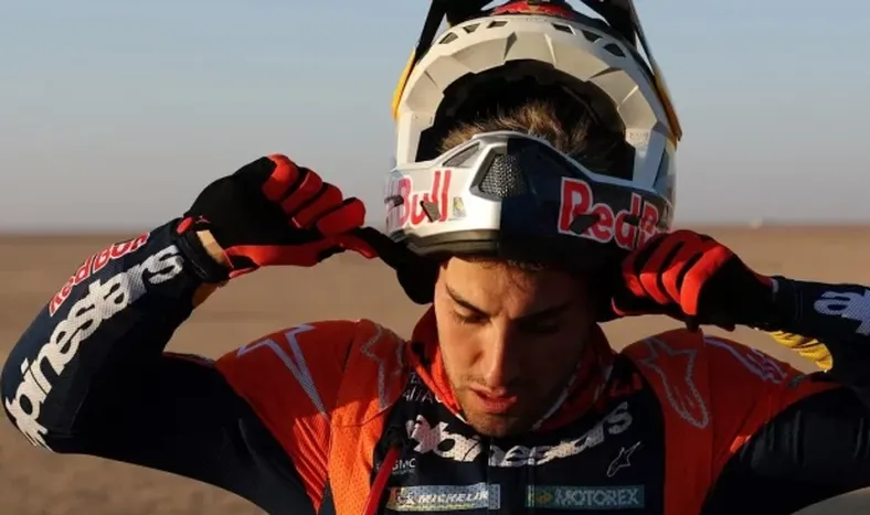 Decepción. Luciano Benavídes habìa dado el golpe en la etapa del lunes pero este martes todo salió mal y dejó la punta en Motos.